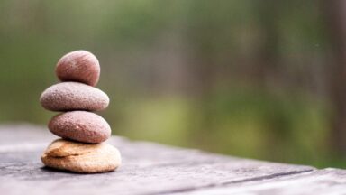 Ein Steinturm aus vier Steinen.