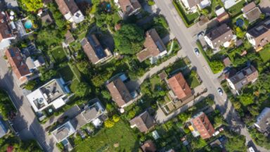 Drohnenaufnahme von einer Siedlung.