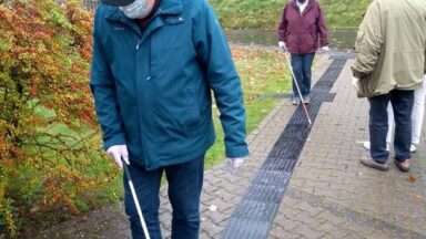 Gäste der „Woche des Sehens“ testen einen Langstockparcours am 09.10.2020 in Bad Berleburg. Foto: BSVW e.V. BG Wittgenstein und Umgebung
