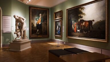 Aufnahme aus einem Museum mit Bildern und eine Statue.
