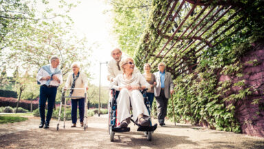 Eine Gruppe von Senrioen geht in einem Park spazieren.