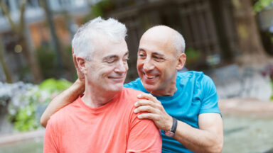 Ein schwules Paar gemeinsam im Park.