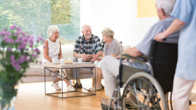 Foto einer Familien- und Helferkonferenz im Wohnzimmer.