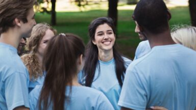 Foto einer Gruppe Jugendliche