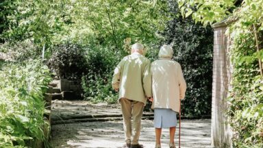 Zwei Senior*innen gehen spazieren.