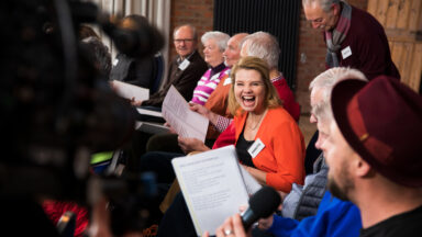 Annette Frier inmitten der Teilnehmer des Projekts 