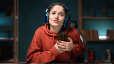 junge Frau hört über Kopfhörer