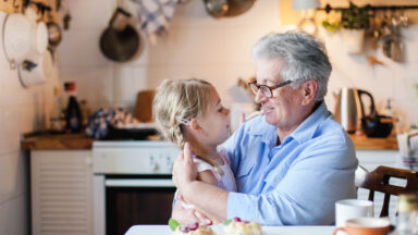 Großmutter und Enkelkind