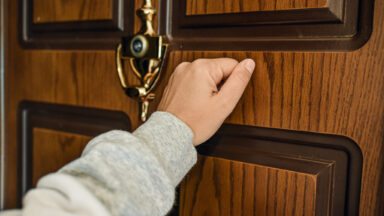 Hand klopft an eine Tür-25-11-2021