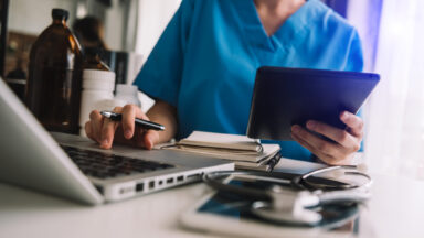 Pflegekraft am Computer