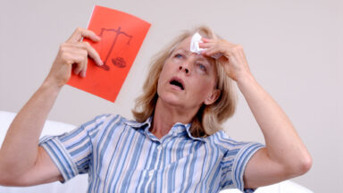 Frau wischt sich Schweiss von der Stirn