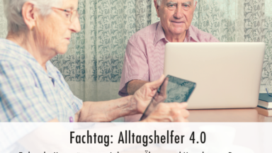 Das Bild zeigt einen älteren Herrn an einem Laptop und eine ältere Dame mit Tablet. Beide sitzen vor einer Gardine am Tisch.