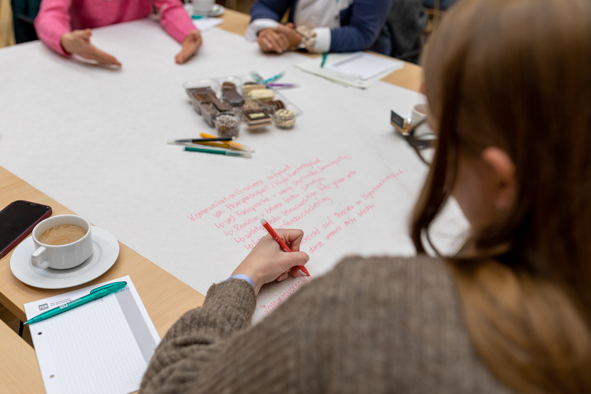 Blick auf den Tisch beim Wold Café
