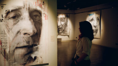 Das Bild zeigt eine Frau im Museum