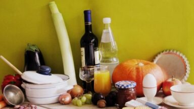 Symbolbild: Stillleben aus verschiedenen Obst- und Gemüsen sowie anderen Lebensmitteln