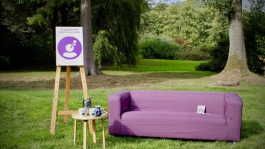 Das Lila Sofa lädt ein zum Thema Demenz ins Gespräch zu kommen.