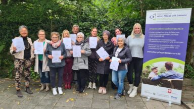Gruppenfoto mit den Teilnehmer*innen des Nachbarschaftshilfekurses.