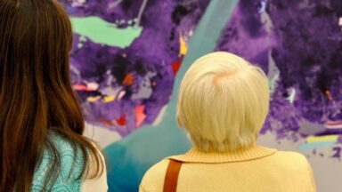 Symbolbild: eine ältere und eine jüngere Frau betrachten ein abstraktes Gemälde