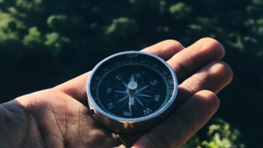Eine Hand hält einen Kompass