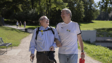 Zwei Männer beim Spaziergang