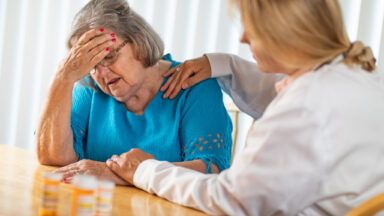 Ältere Frau und Ärztin