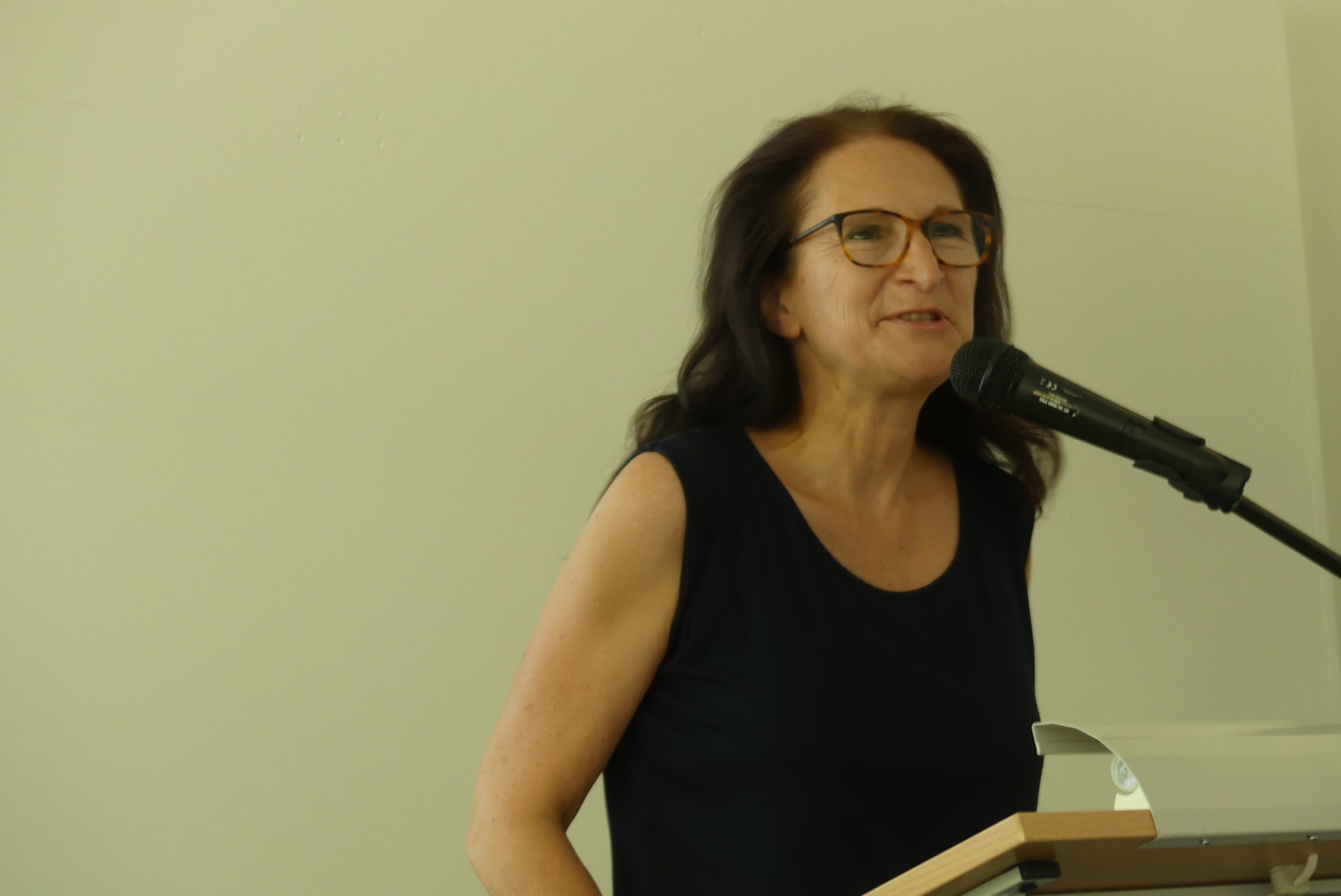 Andrea Prislan begrüßt die Anwesenden