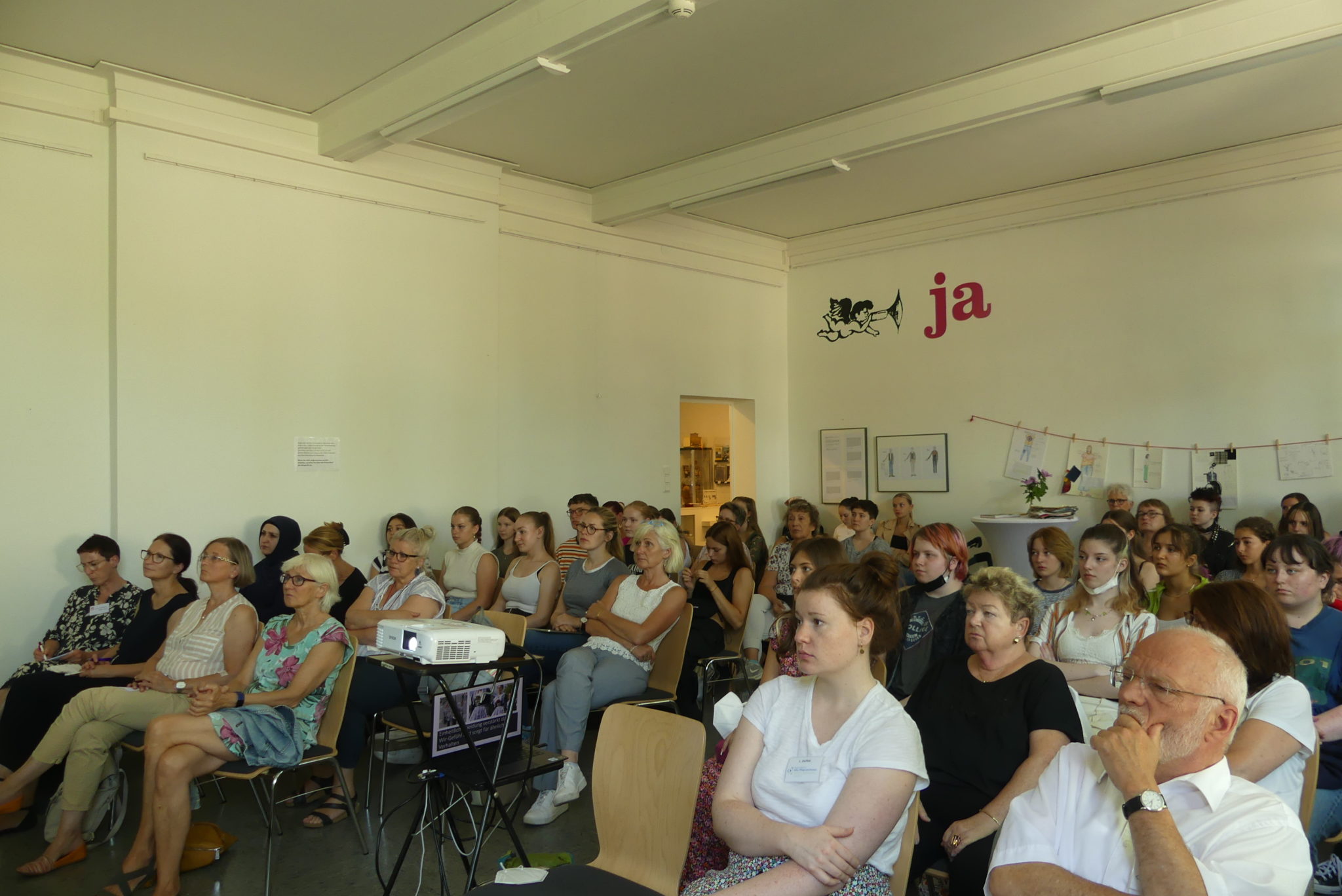 Blick von der Bühne ins Plenum
