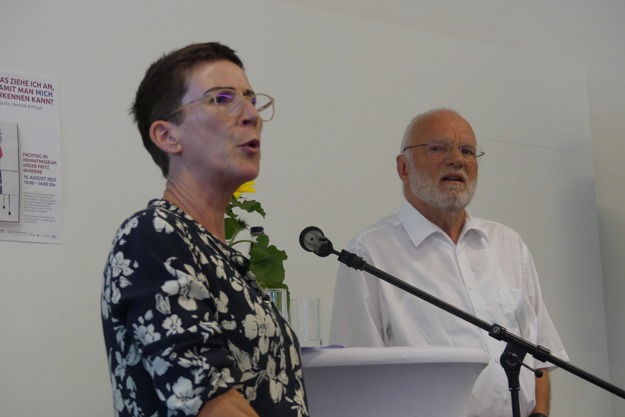 Ulrike Lange, Caritas Herne, im Gespräch mit Wolfgang Wessels und dem Publikum