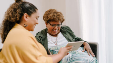 Zwei Frauen mit Tablet