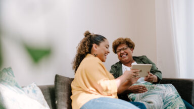 zwei Frauen mit Tablet
