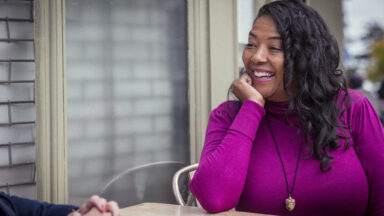 Fröhliche Frau im Gespräch