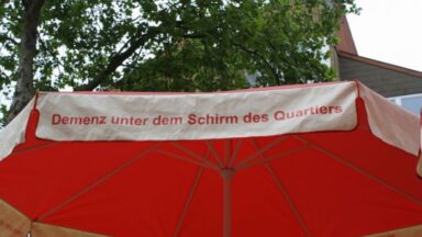 Foto des roten Schirms mit der Aufschrift 