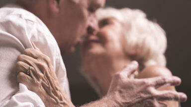 Mann und Frau in zärtlicher Berührung