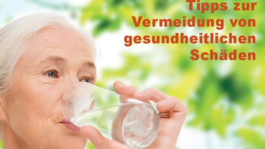 Eine alte Frau trinkt Wasser aus einem Glas und die Überschrift Tipps zur Vermeidung von gesundheitlichen Schäden