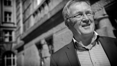 Titelbild des Beitrags. Zu sehen ist der Pflegebevollmächtigte der Bundesregierung Andreas Westefellhaus. Er befindet sich in der rechten Bildhälfte und sein Blick ist leich nach oben gerichtet. Das Bild ist schwarz-weiß.