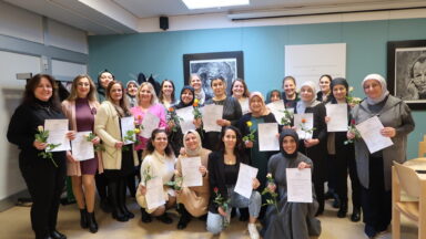 25 türkische Frauen mit Zertifikat und Blume