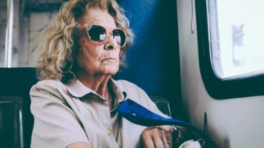 Alte Frau mit Sonnen