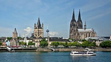 Skyline von Köln im Hintergrund. Vorne der Rhein.
