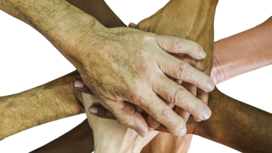 Mehrere Hände übereinander gelegt