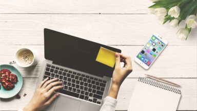 Symbolfoto: aufgeklappter Laptop