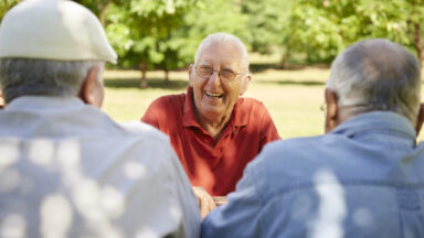 Seniorengruppe amüsiert sich und lacht im Park