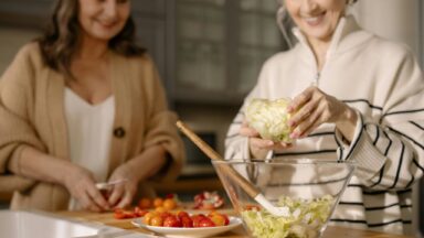 Man sieht zwei ältere Frauen