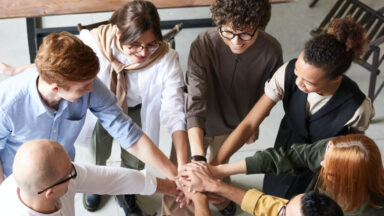 Gruppe von Menschen im Kreis stehend