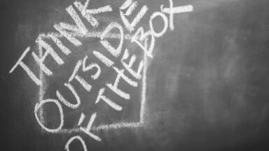 Schriftzug: Think outside of the box