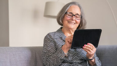 Frau mit Tablet