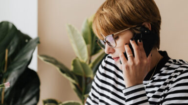 Frau telefoniert