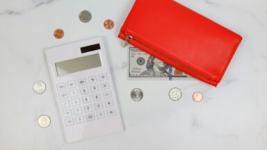 Auf einem Tisch liegt ein Taschenrechner