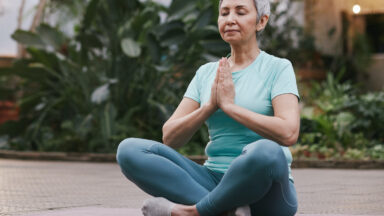 Frau im Schneidersitz