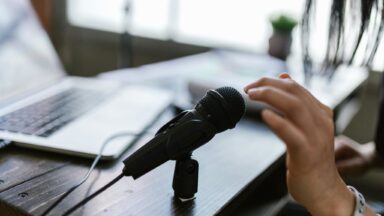 man sieht eine Hand über einem Mikrofon