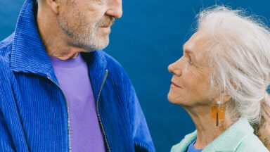 Älteres Pärchen schaut sich an